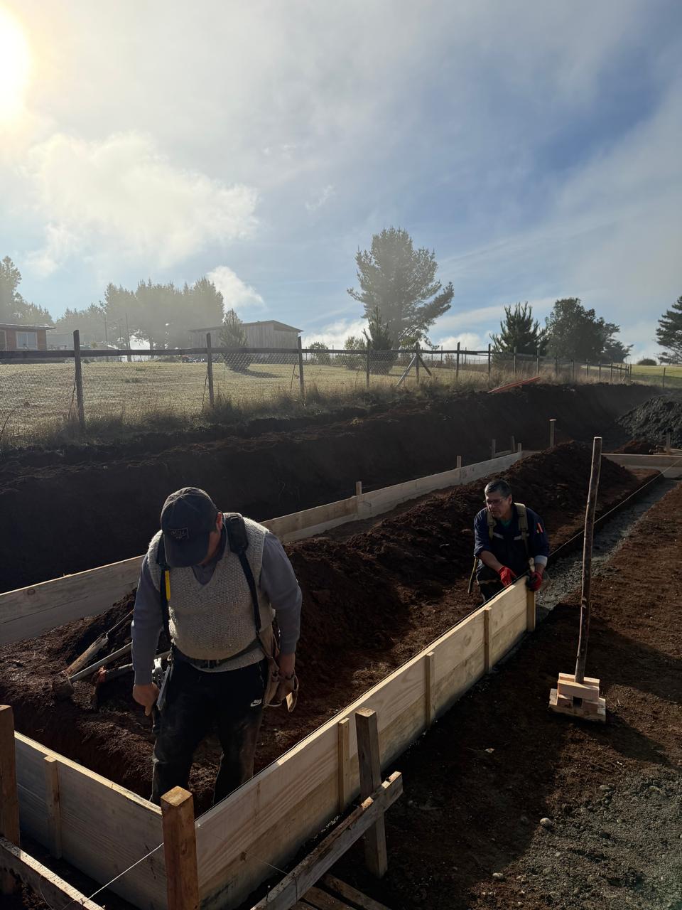 Equipo de Lincoyán trazando fundaciones en obra